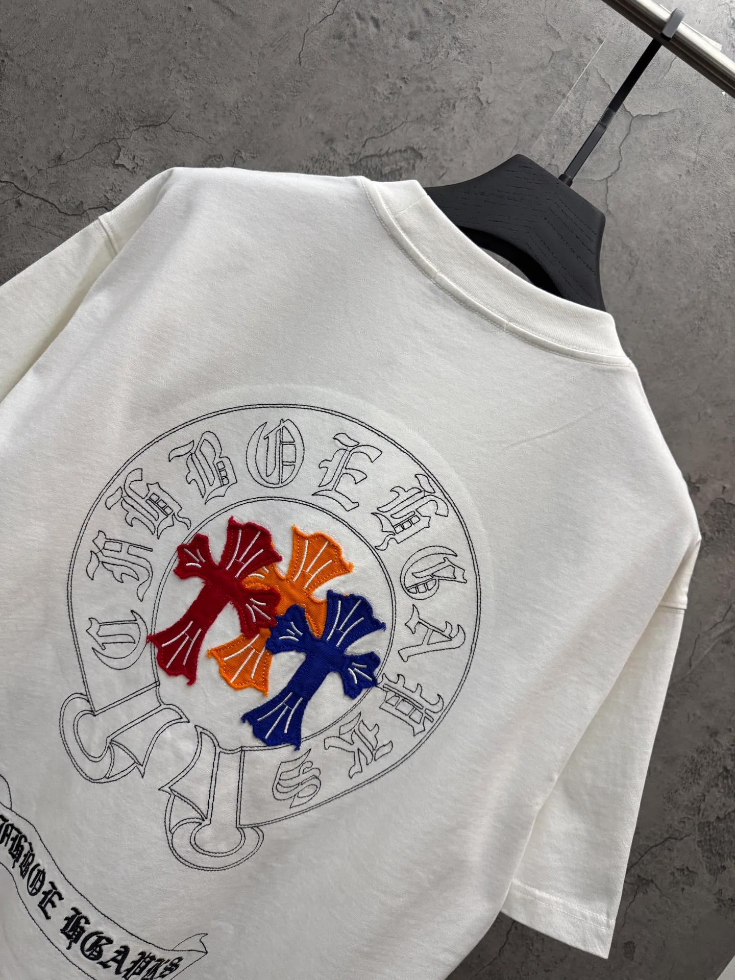 P180 top version, real shot without P, ​​different from market currency) 𝗖𝗵𝗿𝗼𝗺𝗲 𝗛𝗲𝗮𝗿𝘁𝘀/Croxin 2026 spring new original single counter American laser burnt patch embroidered couple short sleeves 👑The highest version! Customized fabric 300 grams, best-selling model at the counter, very comfortable to wear. Accessories: original molded and authenticated collar label ➕ 100% silk wash water label. Genuine purchase-grade original hangtag➕matching hanging rope➕3D hanging beads➕original packaging bag. Craftsmanship: The original version has consistent wiring! The highest version of the armhole matching technique! Color: White Black Size: S M L XL Style No.: 26-2031